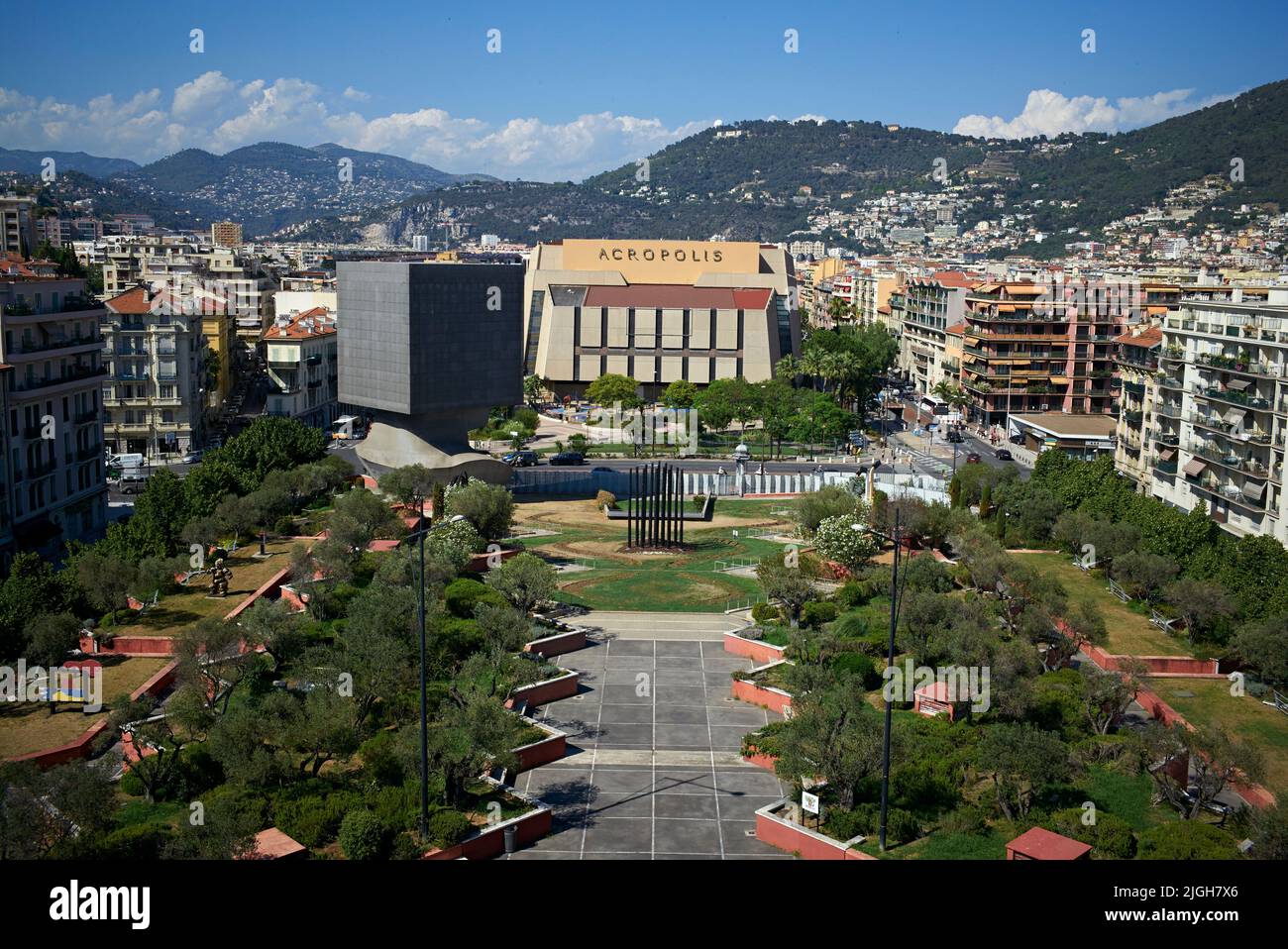 El Palais des Congrès Acropolis es un centro de convenciones ubicado en Niza, Francia. Alberga varias convenciones, ferias, conciertos, óperas. Foto de stock
