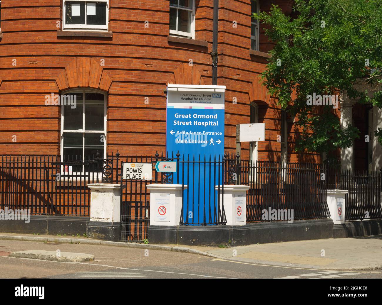 Señalización en Powis Place, indicando Great Ormond Street Hospital, Londres, Reino Unido Foto de stock