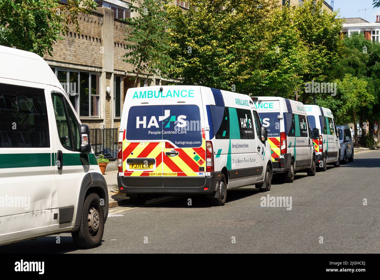 VEHÍCULOS DE transporte de pacientes del Grupo HATS estacionados fuera del Great Ormond Street Children's Hospital, Londres, Reino Unido. Foto de stock