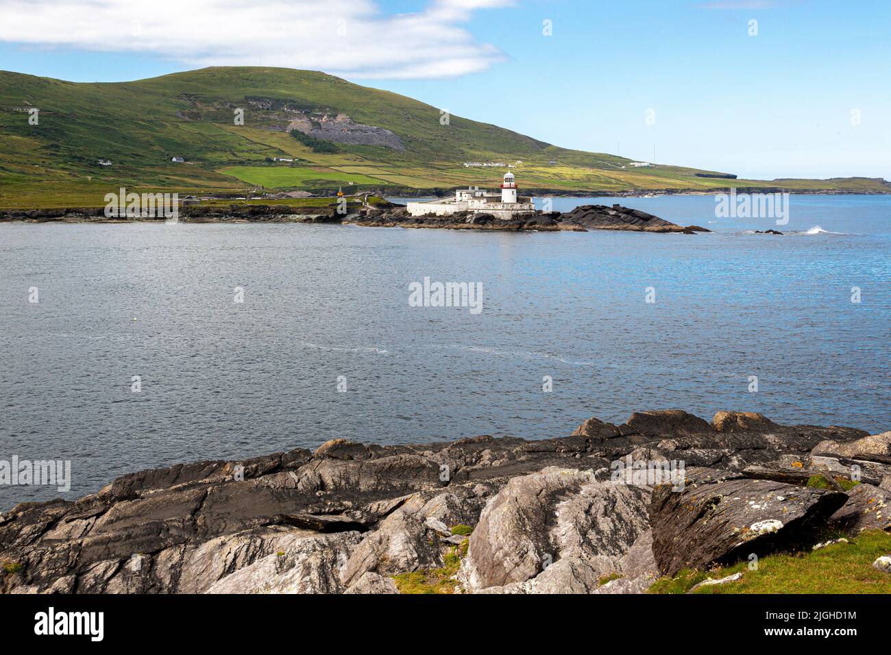 Faro de la isla Valentia, de la isla Beginish, condado de Kerry, Irlanda Foto de stock