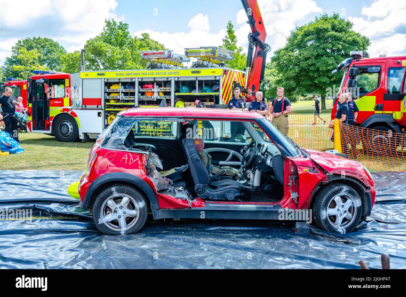 Una demostración por el departamento de bomberos en el Berkshire Motor Show que muestra calor pueden cortar partes de un coche para extraer a un ocupante. Foto de stock