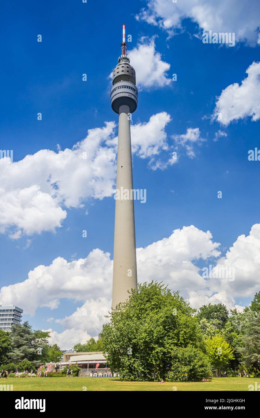 Torre de televisión en el parque Westfalen de Dortmund, Alemania Foto de stock