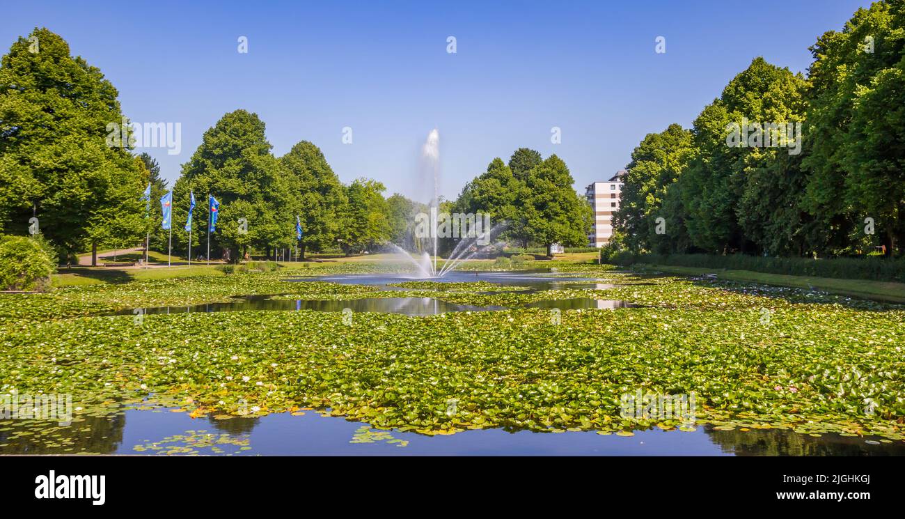 Fuente en el estanque del parque Westfalen en Dortmund, Alemania Foto de stock