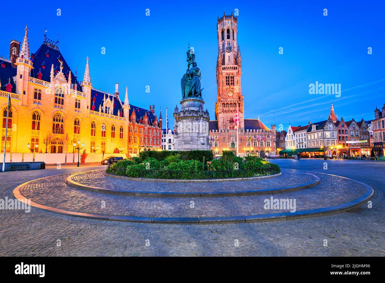 Brujas, Bélgica. Paisaje de hora azul con la famosa torre Belfry y edificios medievales en Grote Markt, Flandes. Foto de stock