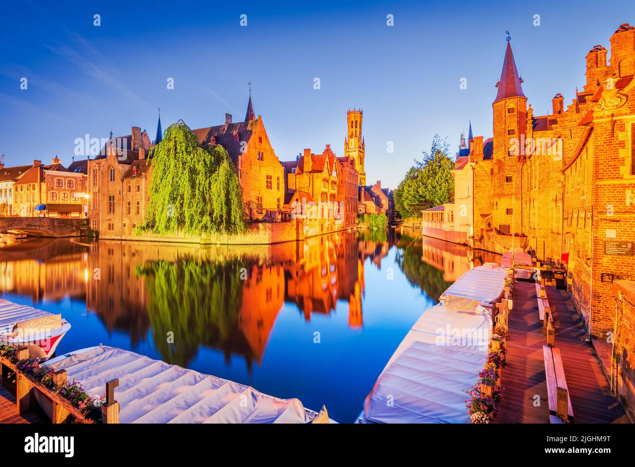Brujas, Bélgica. Paisaje de hora azul con el hermoso Rozenhoedkaai en Brujas, famoso punto de referencia de Flandes. Foto de stock