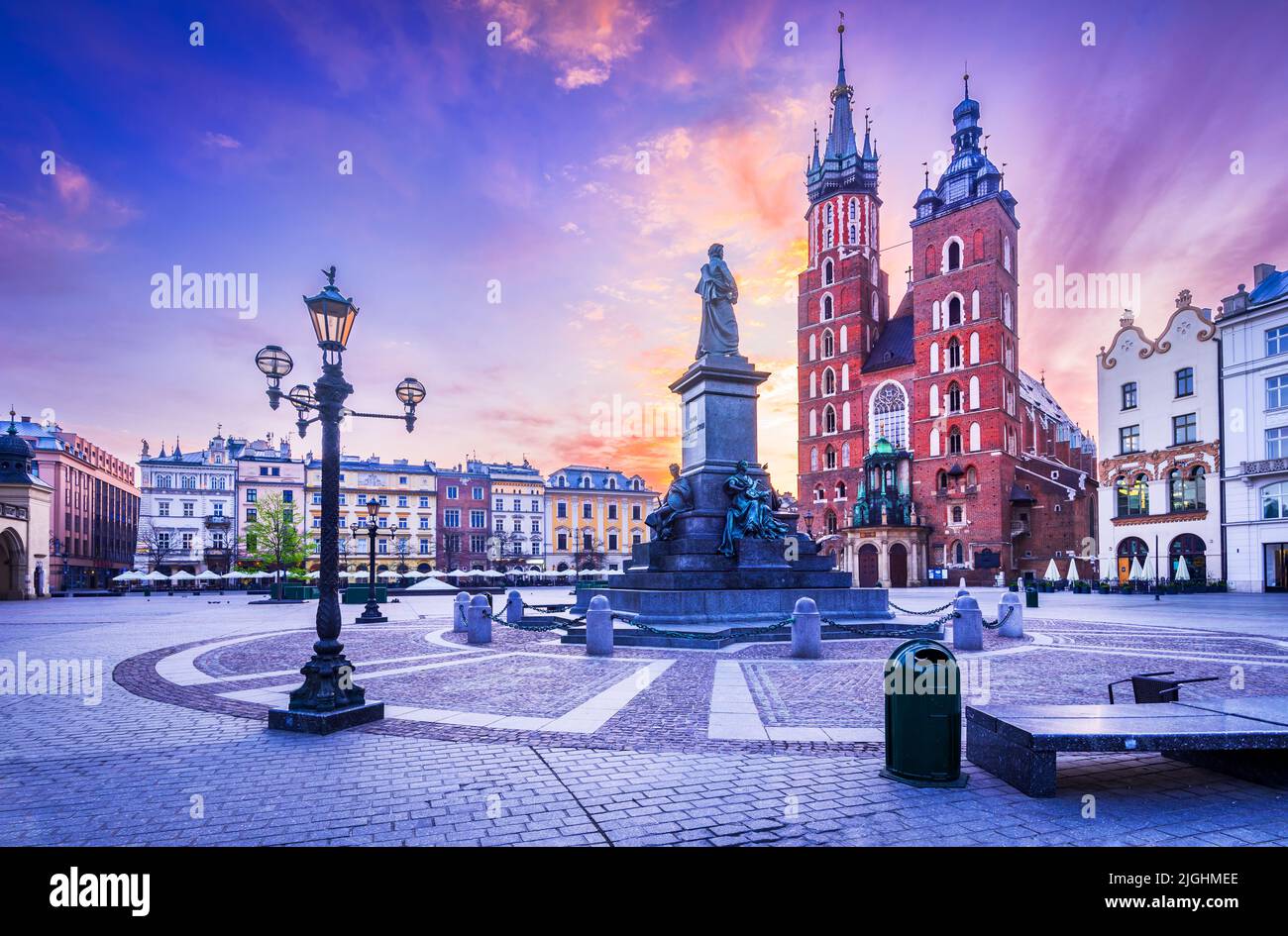 Cracovia, Polonia. Hermoso amanecer colorido con el centro histórico de Ryenek Square de Cracovia. Foto de stock