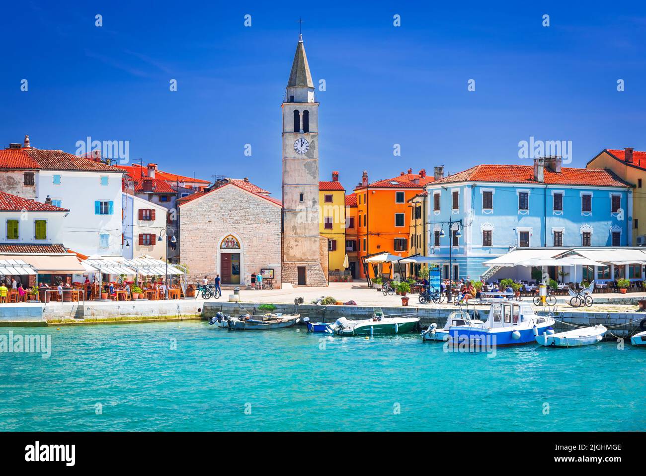 Fazana, Croacia. Puerto deportivo de la hermosa ciudad pequeña Fazana, vista a la orilla del mar, región de Istria, Mar Adriático. Foto de stock
