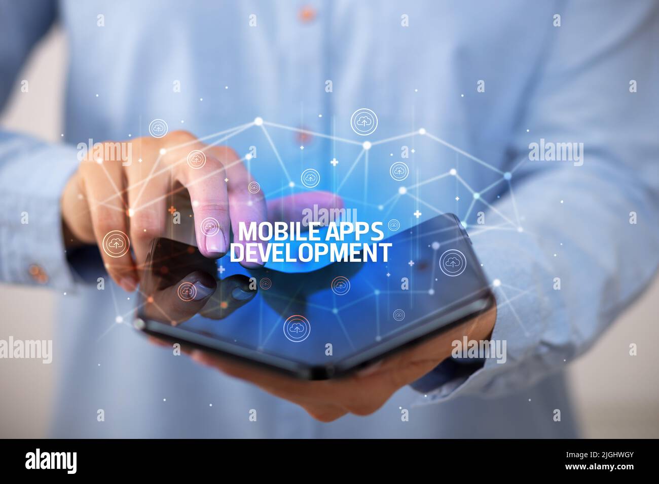 Empresario sosteniendo un plegable del smartphone con las aplicaciones móviles de inscripción para el desarrollo de nueva tecnología, concepto Foto de stock