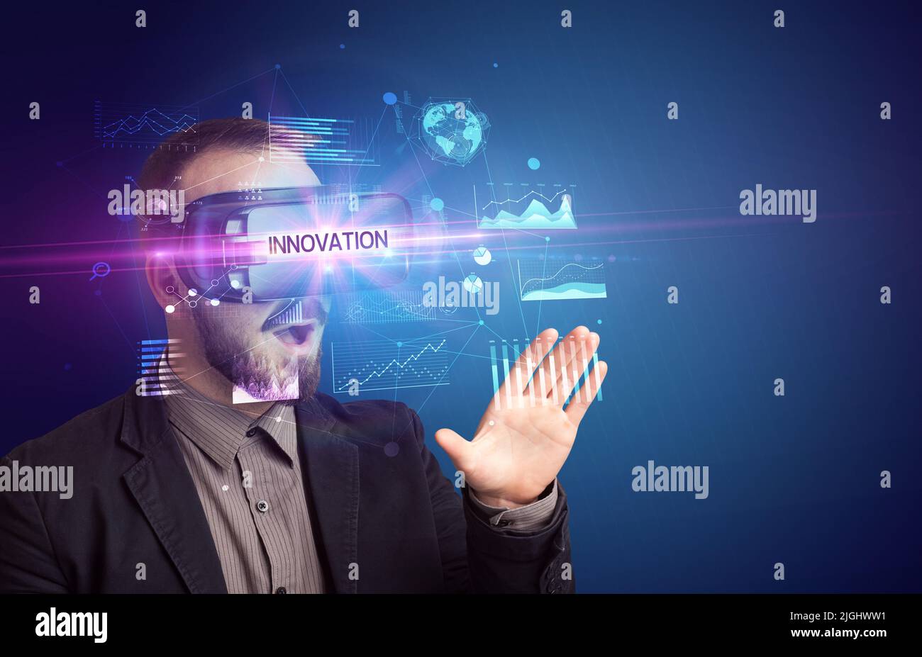 El empresario busca a través de gafas de realidad virtual con innovación inscripción, nuevo concepto de negocio Foto de stock