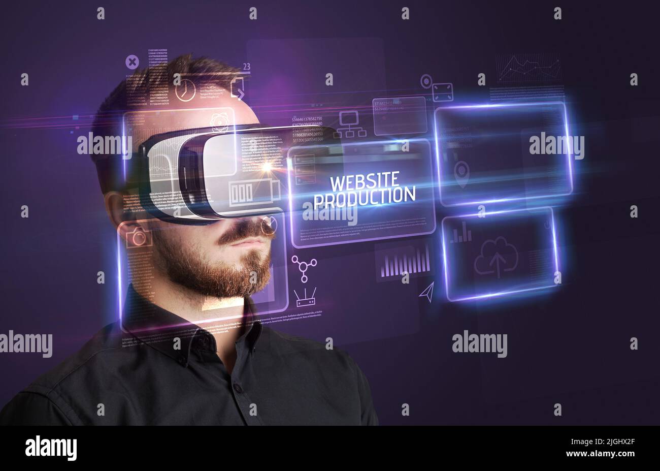 El empresario busca a través de gafas de realidad virtual con la producción del sitio Web inscripción, nueva tecnología concepto Foto de stock