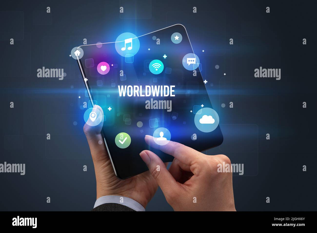 Empresario sosteniendo un smartphone plegable con inscripción en todo el mundo, el concepto de medios sociales Foto de stock