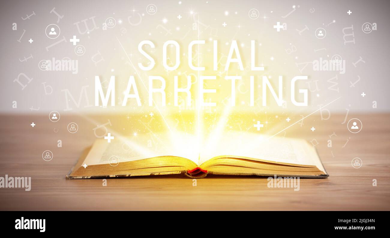 Libro abierto con inscripción DE MARKETING SOCIAL, concepto de medios sociales Foto de stock