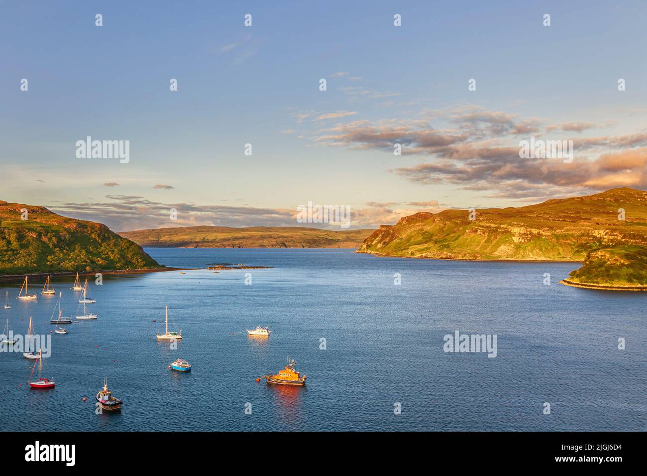 Vista sobre la bahía de Portree, Isla de Skye, Escocia Foto de stock