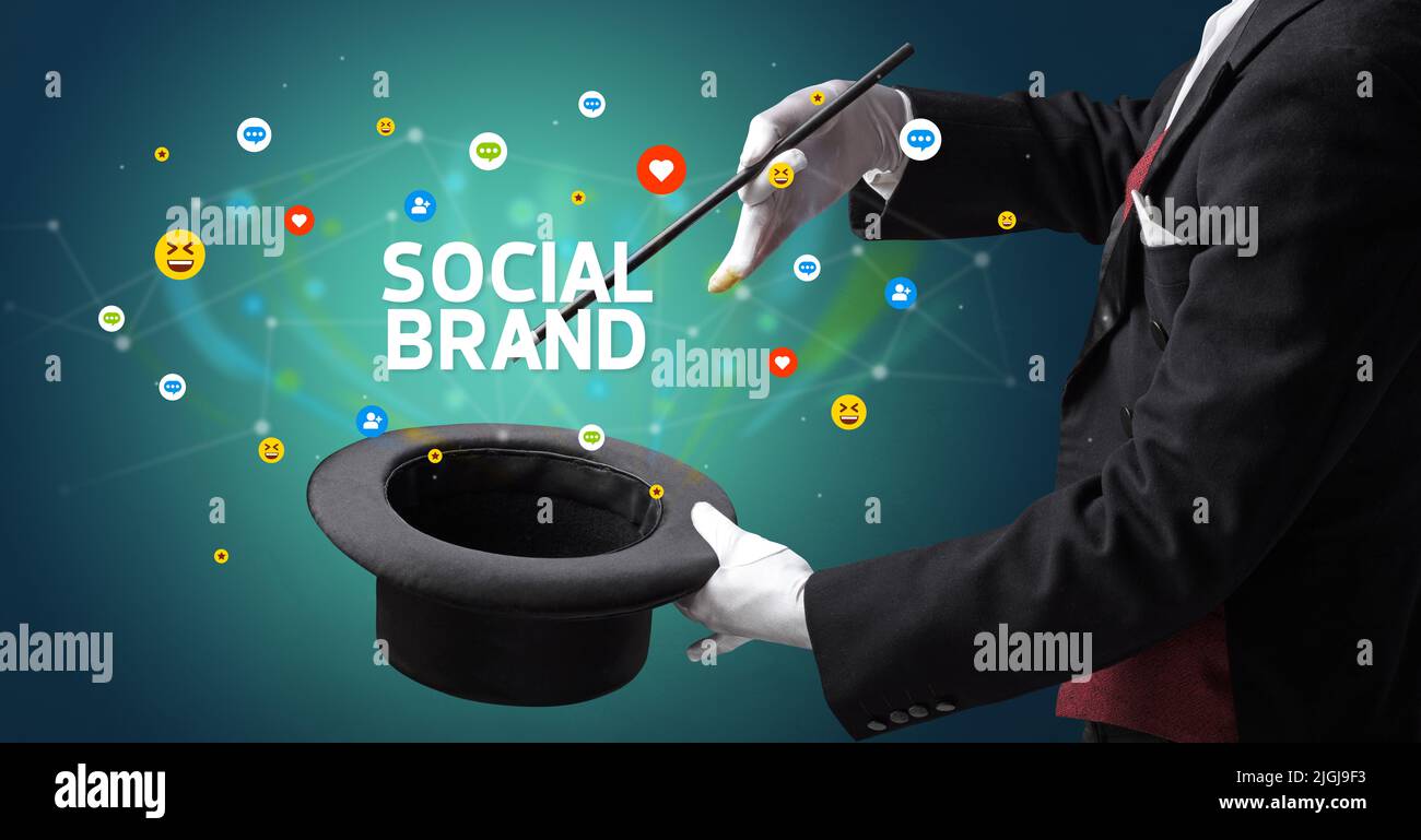 Mago está mostrando truco mágico con la inscripción DE LA MARCA SOCIAL, concepto de marketing de medios sociales Foto de stock