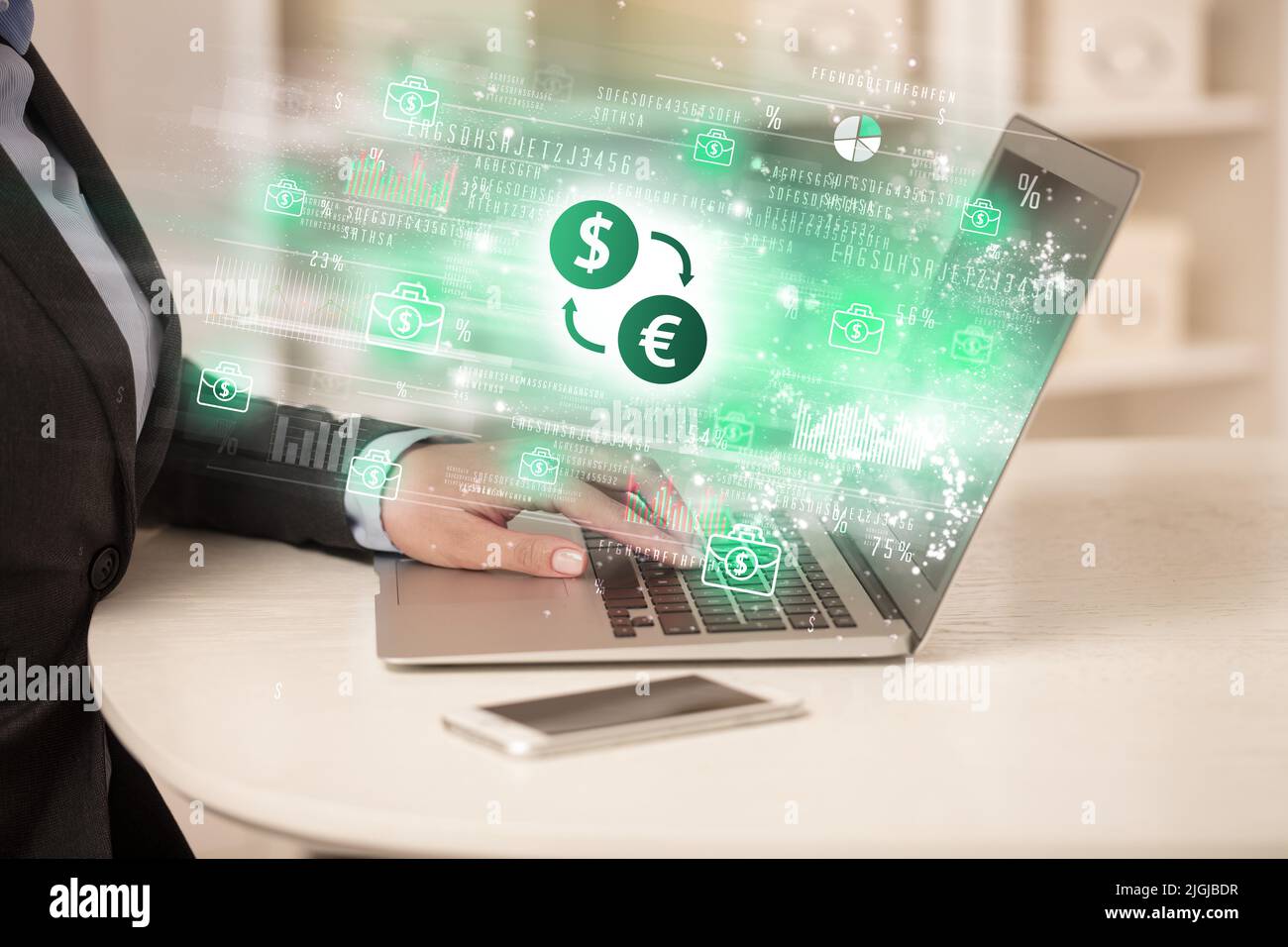 Hombre joven mirando el mercado de valores en el ordenador portátil con iconos dólar - euro intercambio, el concepto de divisa Foto de stock