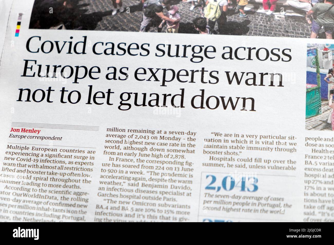 'Los casos de Covid aumentan en toda Europa mientras los expertos advierten que no se detengan' titular del periódico Guardian COVID 19 Pandemic article 21 June 2022 Londres Reino Unido Foto de stock