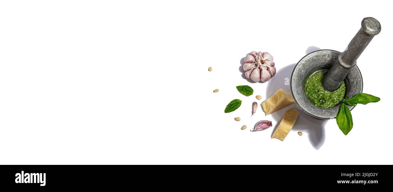 Proceso de preparación Salsa italiana de albahaca en un mortero vintage