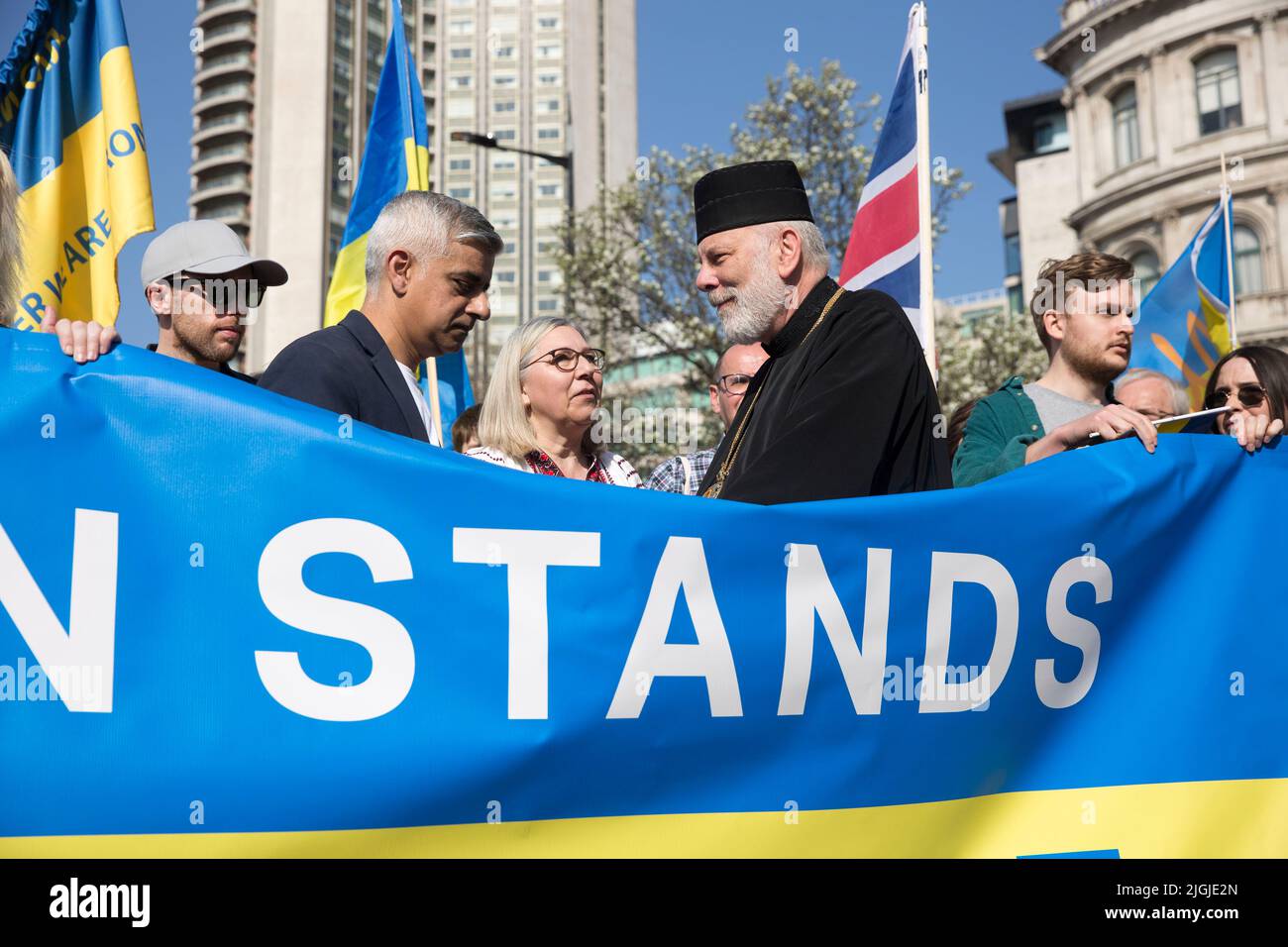 El alcalde de Londres Sadiq Khan, de centro izquierda, se ve mientras la gente se reúne durante la marcha de Londres con Ucrania. Foto de stock