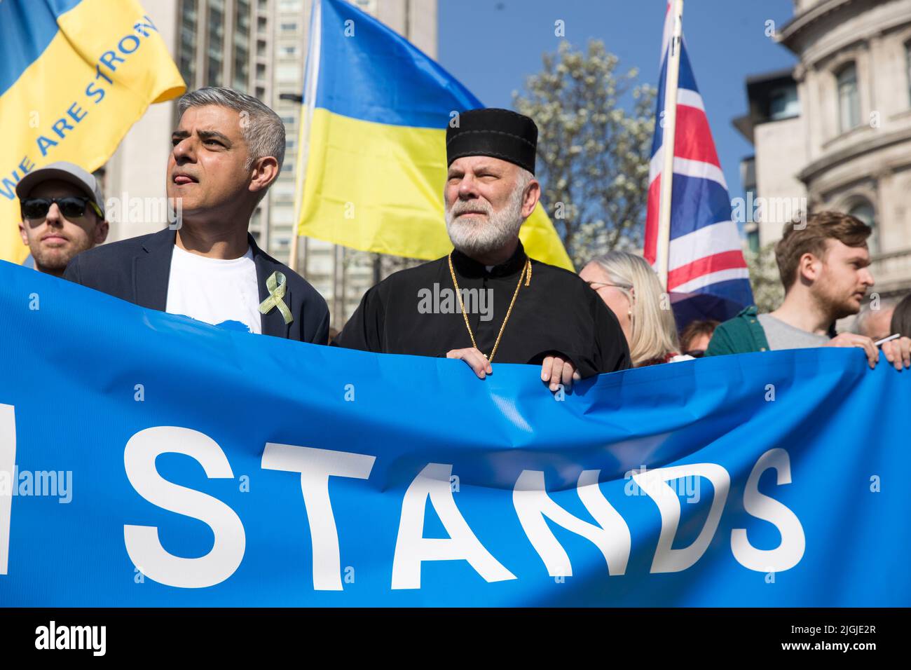 El alcalde de Londres Sadiq Khan, de centro izquierda, se ve mientras la gente se reúne durante la marcha de Londres con Ucrania. Foto de stock