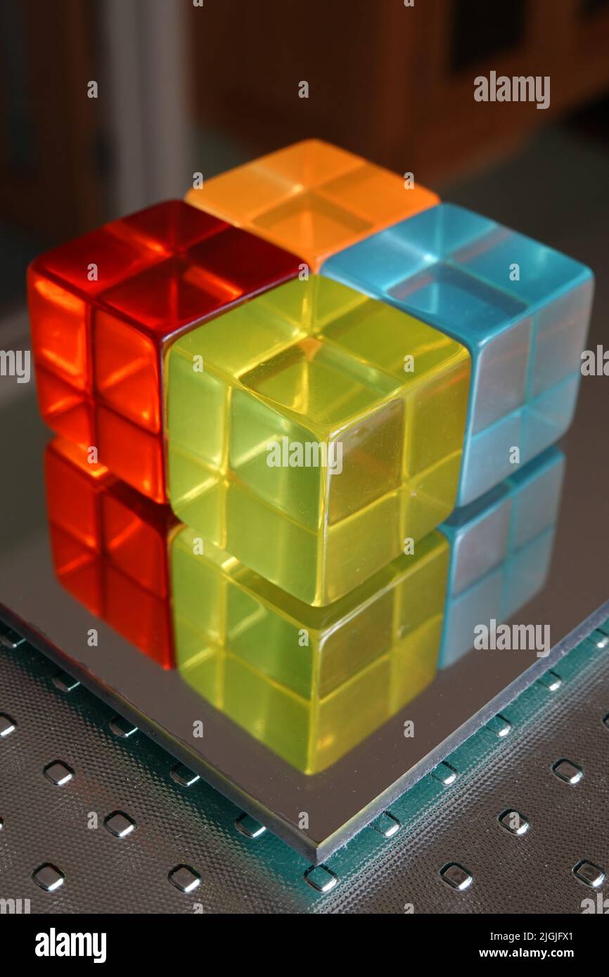 Cubo de espejo fotografías e imágenes de alta resolución - Alamy