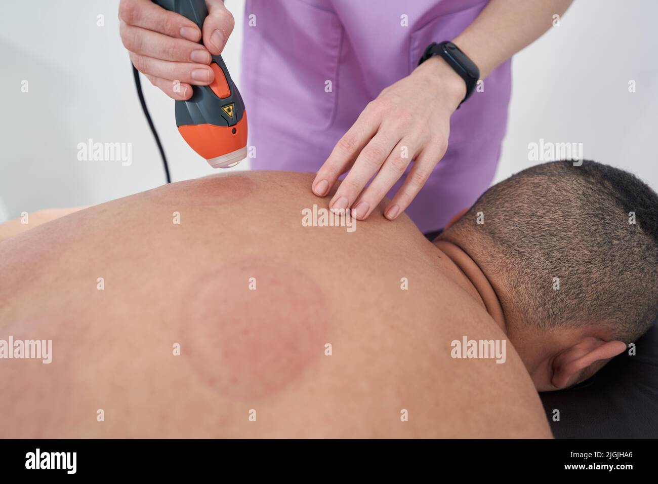Ultrasonido : el tratamiento de fisioterapia de la rodilla con ultrasonidos  Fotografía de stock - Alamy