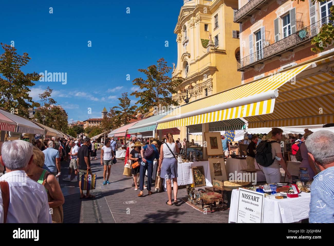 Lunes Mercado de antigüedades 'brocante' con los compradores, Niza, Costa Azul, Francia Foto de stock