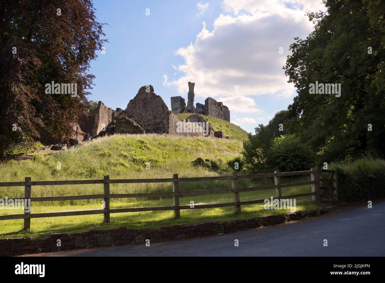 Castillo de Okehampton, Devon. El castillo más grande de Devon, comenzó como una motte y bailey después de la conquista normanda. Foto de stock