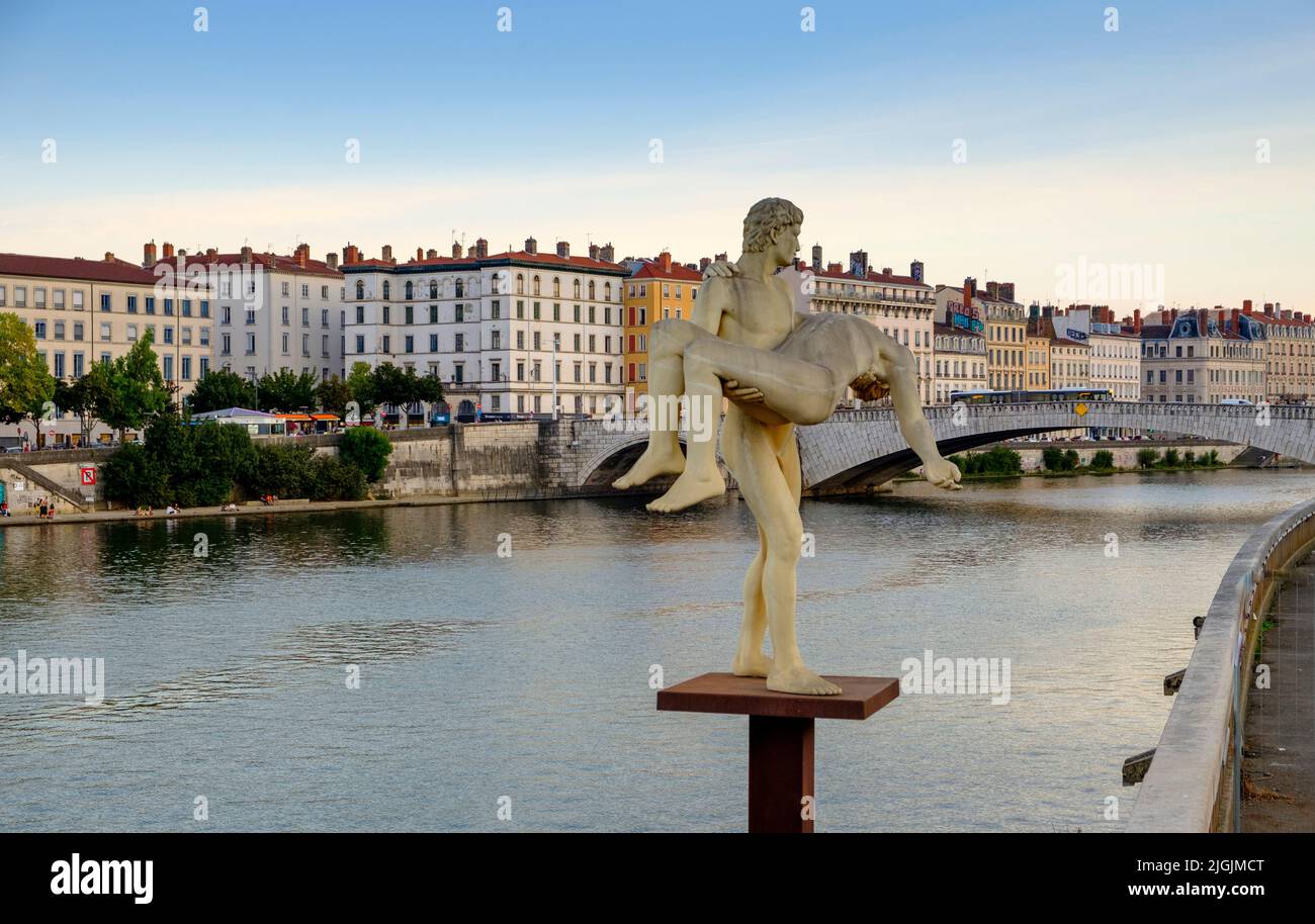 Estatua de dos hombres llamada El peso de uno mismo, en un banco de Saone rive, Lyon, Francia Foto de stock