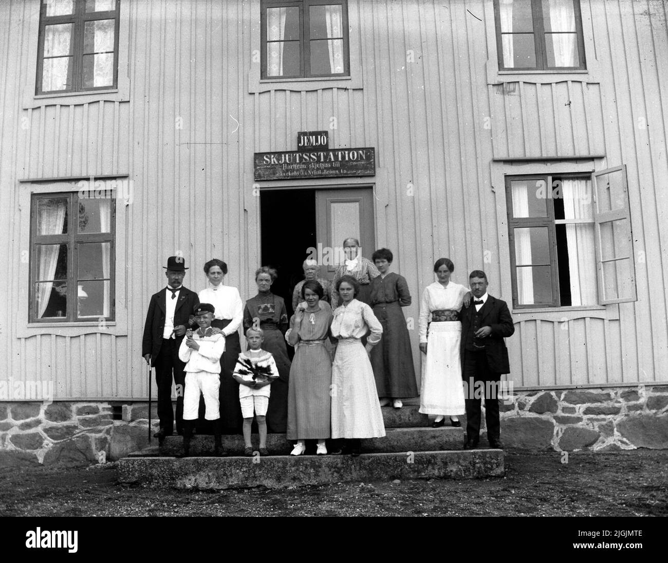 Skjutsstation La antigua estación de tiro de Jämjö es ahora propiedad (inscripción 2010-12-01) de la Östra Blekinge Home Association. El edificio fue trasladado a su ubicación actual desde Söderåkra para sustituir a la antigua posada, que quemó down1867. Estaba al otro lado de la carretera. Foto de stock