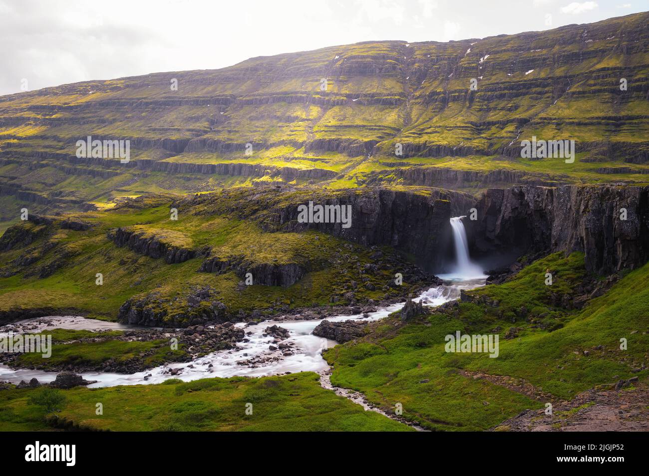 Vista aérea de la cascada de Folaldafoss en el este de Islandia Foto de stock