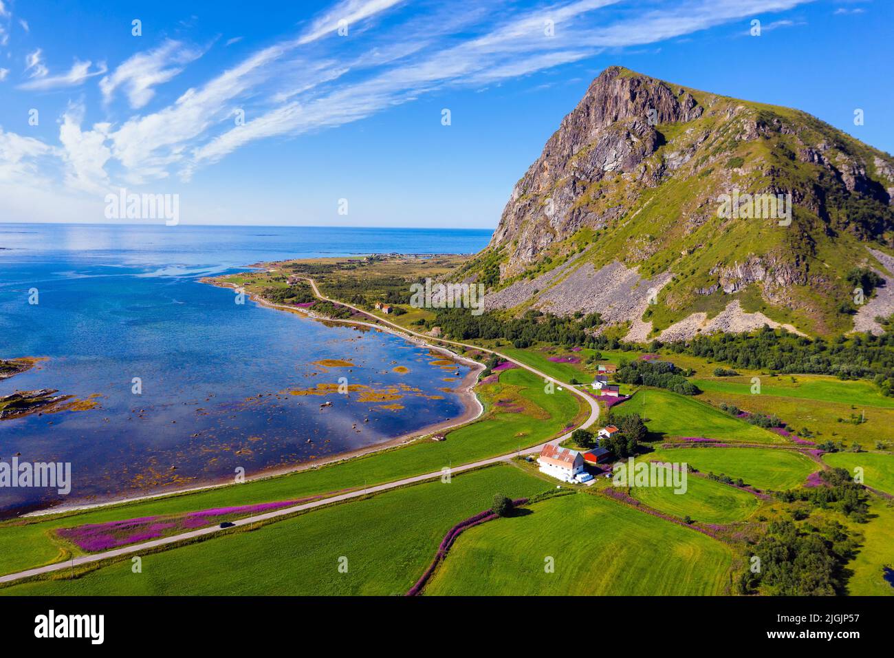 Vista aérea de una carretera que atraviesa las islas Lofoten en Noruega Foto de stock