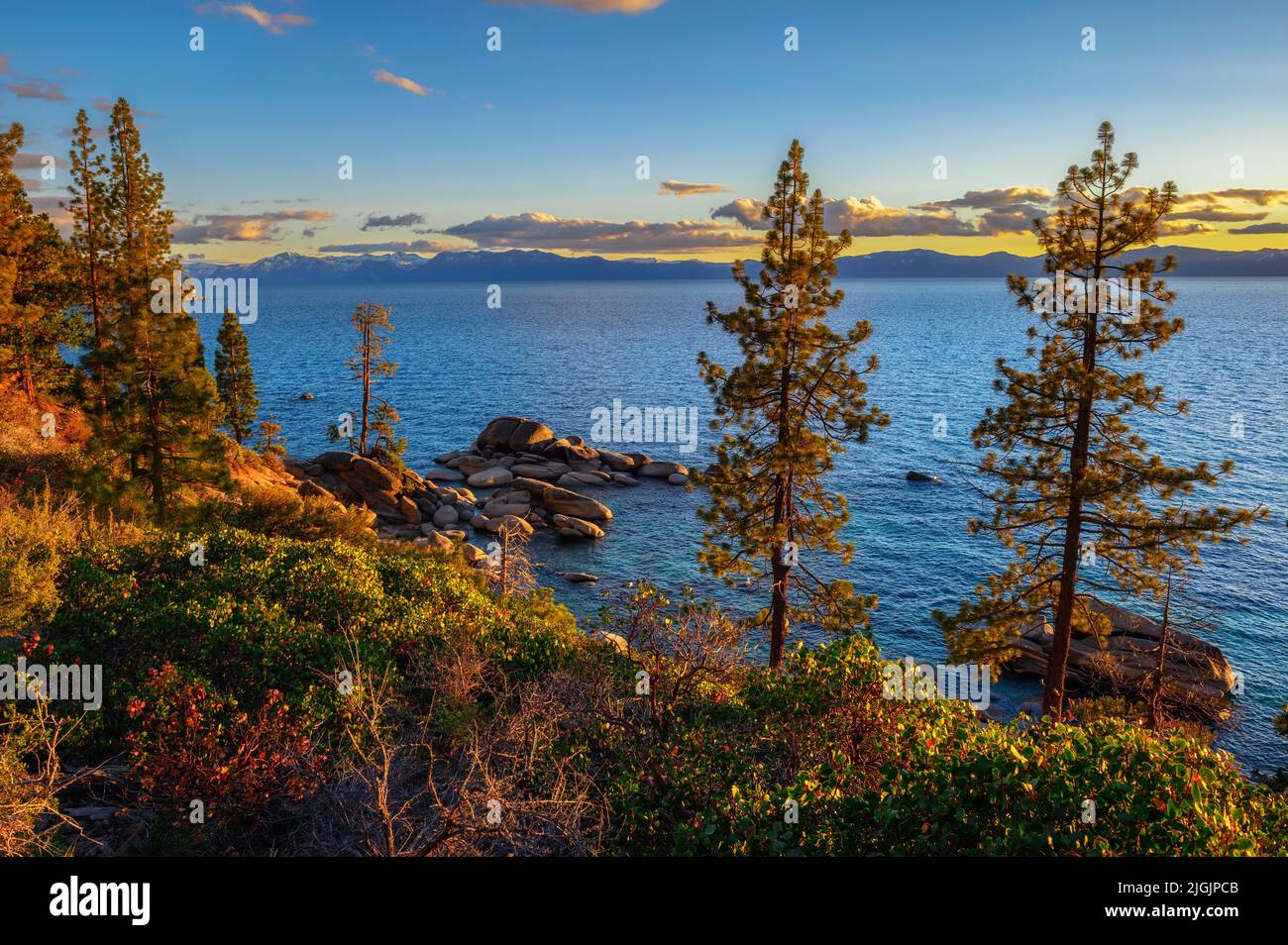 Puesta de sol sobre el Lago Tahoe en California Foto de stock