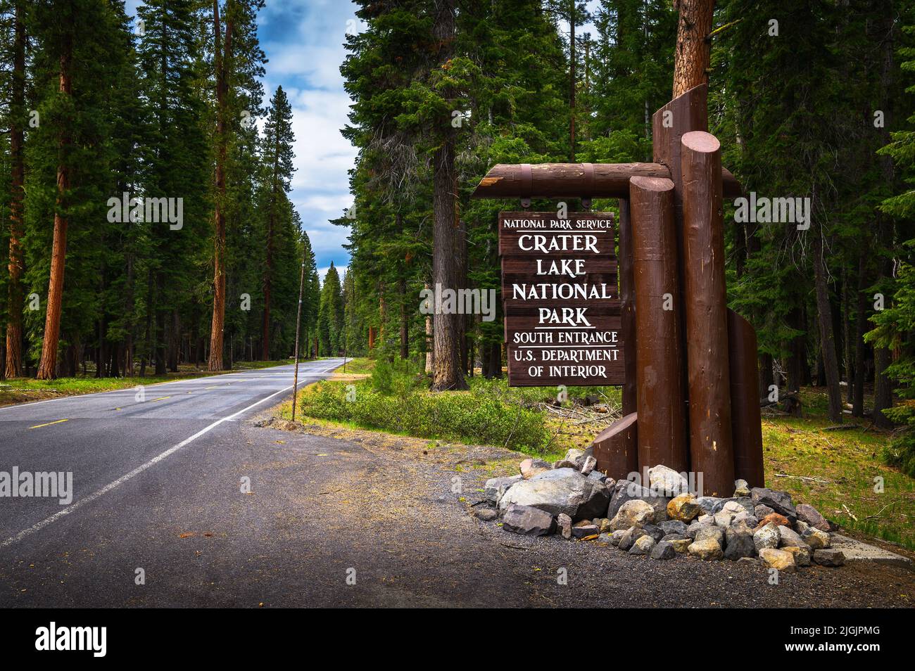 Cartel de bienvenida en la entrada del Parque Nacional del Lago Crater en Oregón Foto de stock