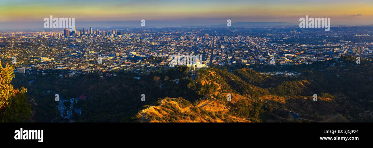 Panorama del Observatorio Griffith y el horizonte de Los Ángeles al atardecer Foto de stock