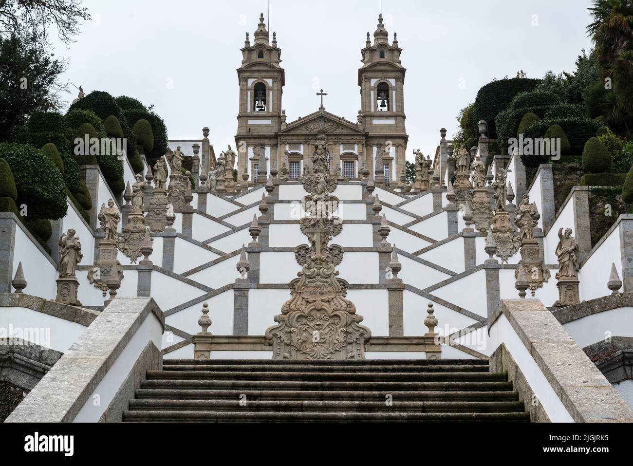 Escalera en zigzag e iglesia del Santuario Bom Jesus do Monte en Tenões, en las afueras de la ciudad de Braga, en el norte de Portugal Foto de stock