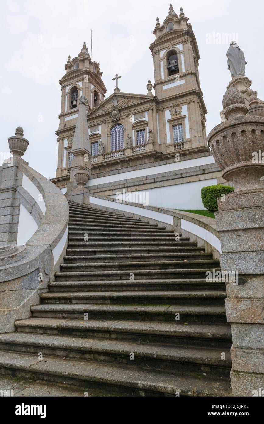 Última parte de la escalera en zigzag y la iglesia del Santuario Bom Jesus do Monte en Tenões, en las afueras de la ciudad de Braga, en el norte de Portugal Foto de stock