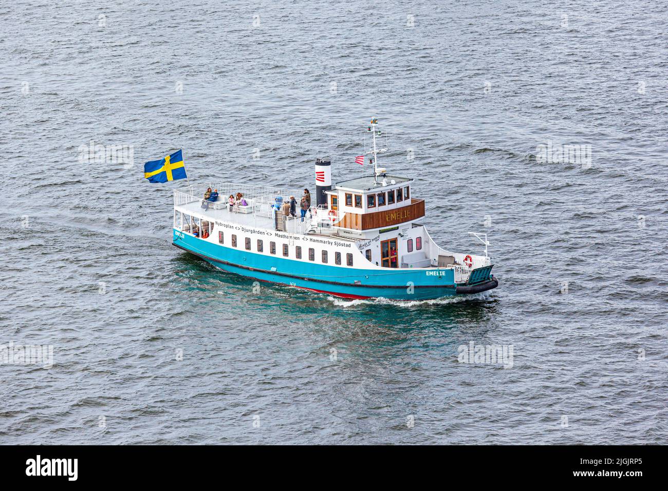 El transbordador MS Emelie que sale de Estocolmo y rodea la isla de Djurgården hacia el archipiélago de Estocolmo, Suecia Foto de stock