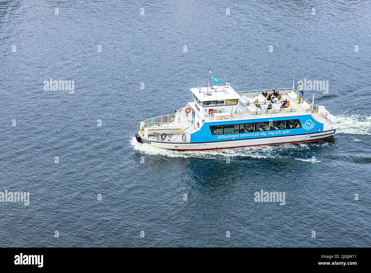 El barco de pasajeros 'Szovagen' pasa por Blockhusudden en la isla de Djurgården en el archipiélago de Estocolmo, Suecia Foto de stock