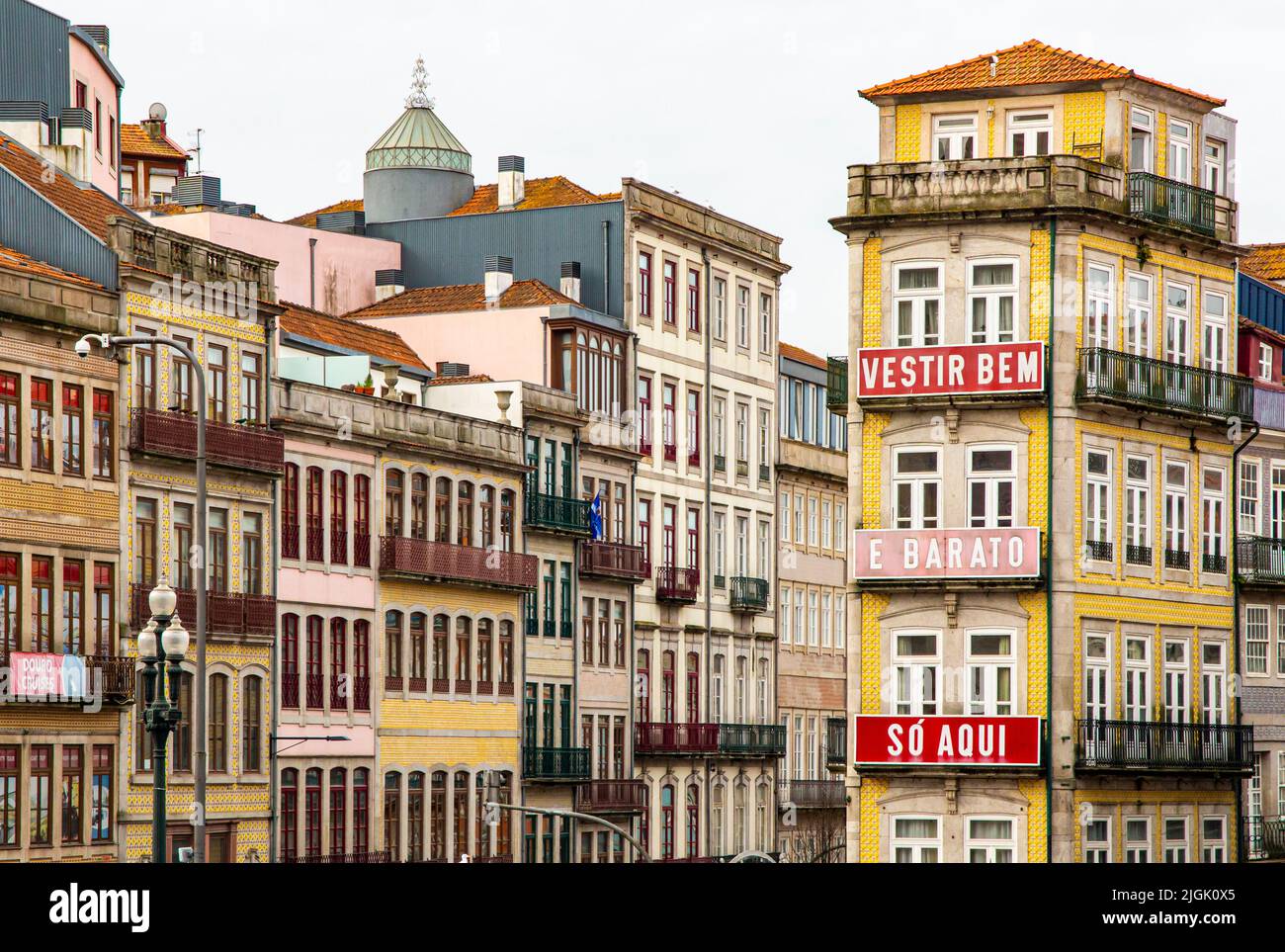 Edificios típicos cerca de Estacao de Sao Bento estación de tren en el centro de Porto una ciudad importante en el norte de Portiugal. Foto de stock