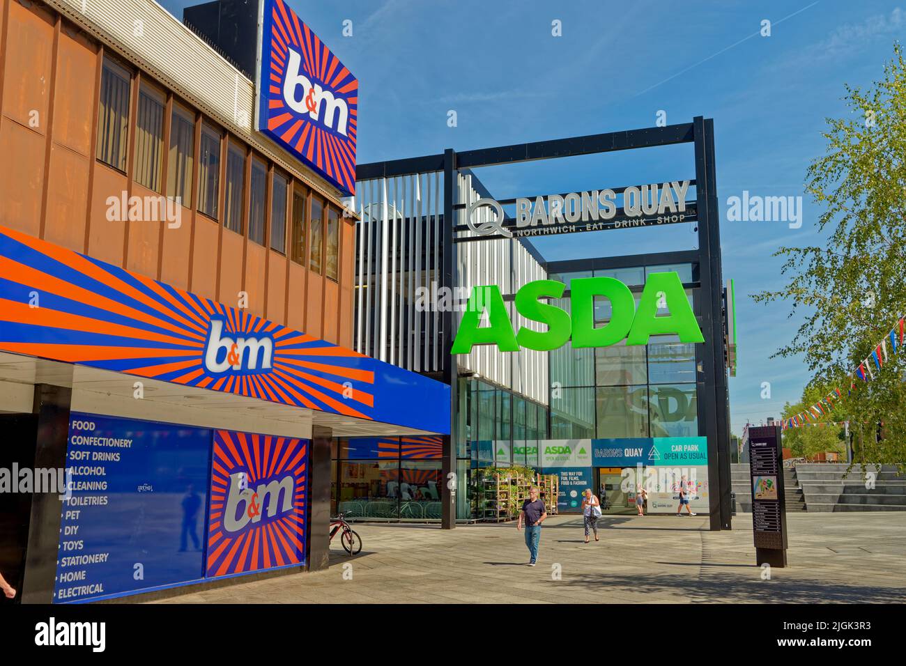 Las tiendas Asda y B&M en el nuevo desarrollo de Barons Quay en el centro de Northwich, Cheshire, Inglaterra, Reino Unido. B&M sustituyó a M&S en 2021. Foto de stock