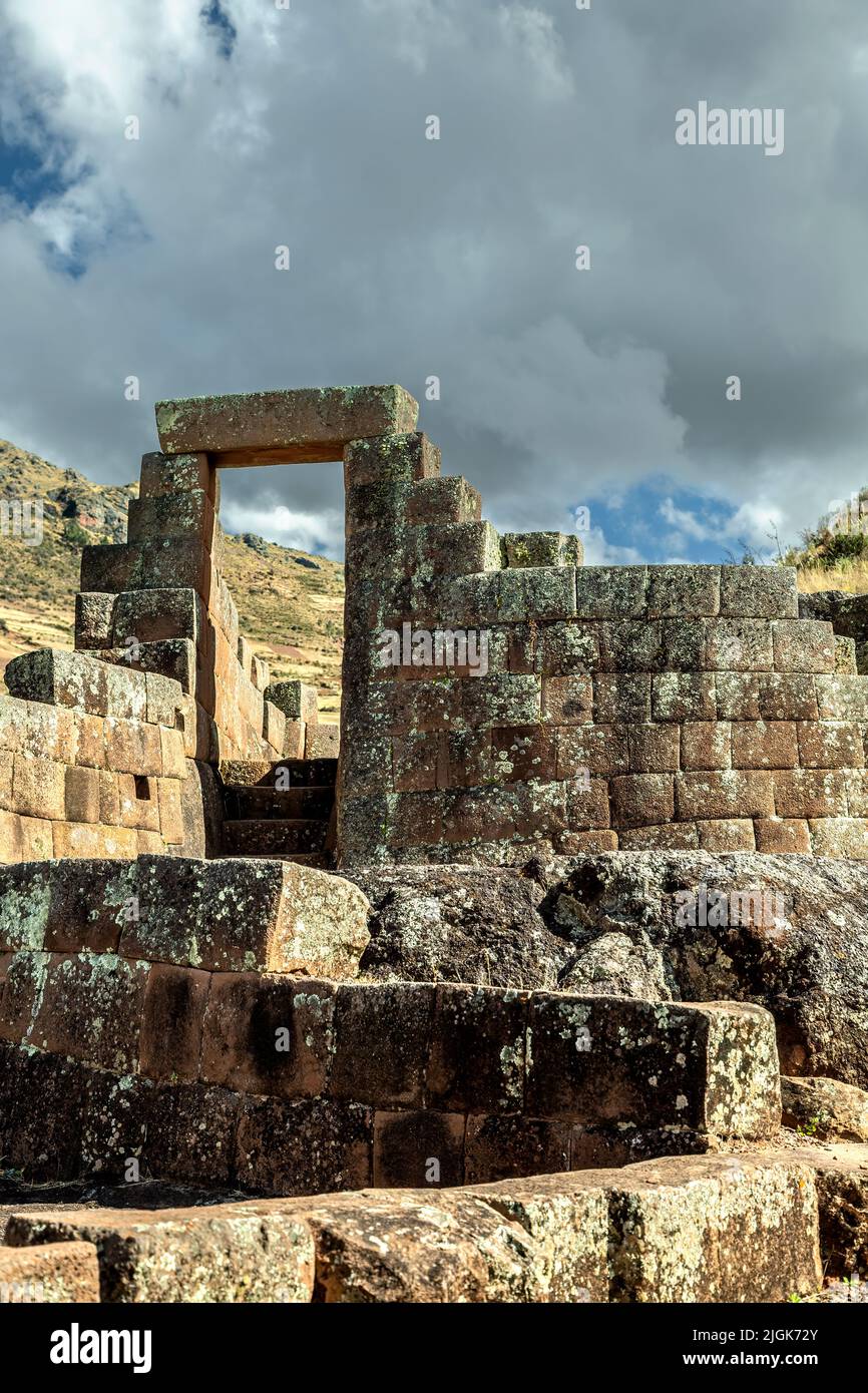 Puerta trapezoidal, Intihuatana Sector (centro astronómico y religioso), Pisac ruinas Incas, Pisac, Cusco, Perú Foto de stock
