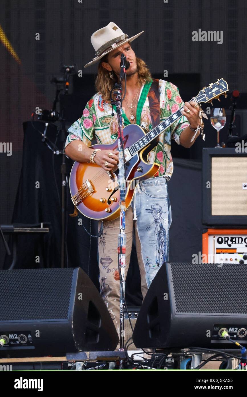 KALEO vocalista y guitarrista Jokull Juliusson actúa en Bélgica como un