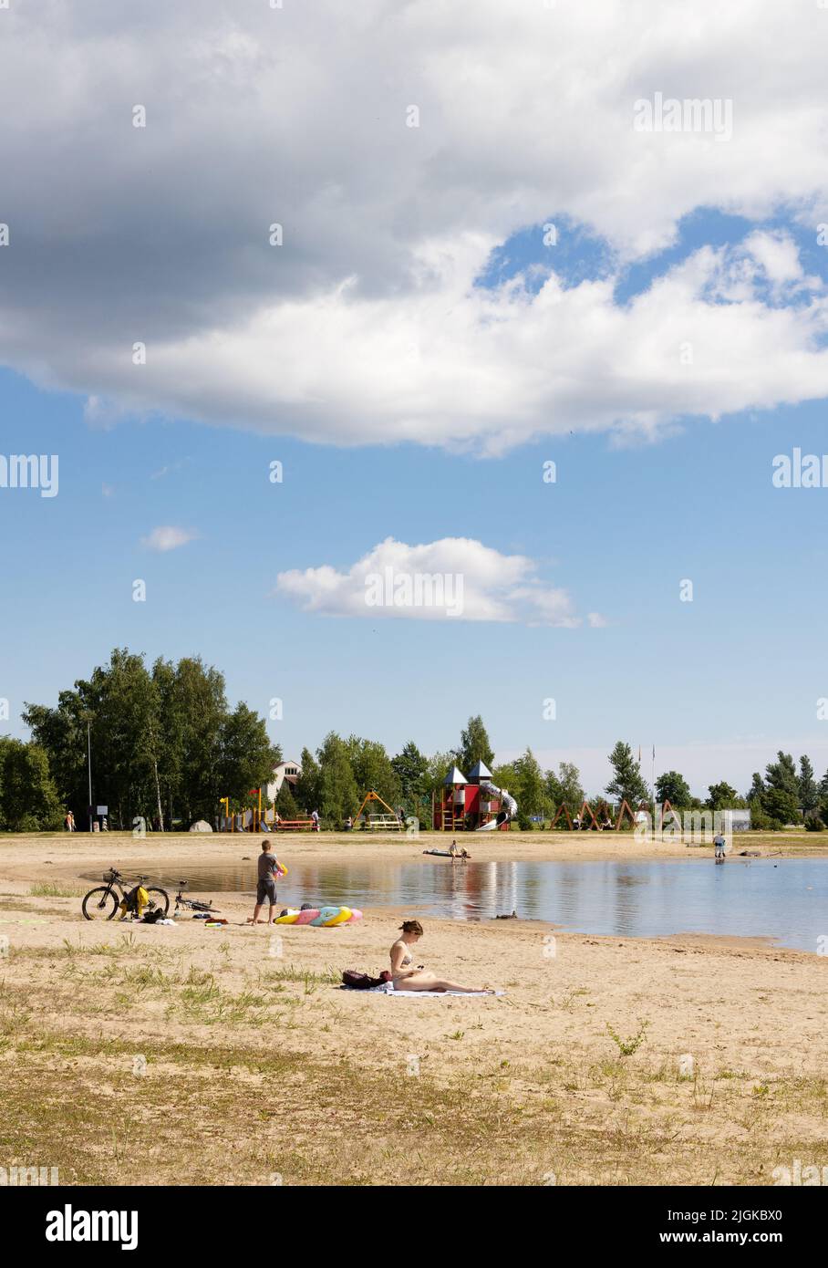 Playa de Estonia; gente en la playa de sol en verano en la costa del mar Báltico en Kuressaare, isla de Saaremaa, Estonia Europa Foto de stock