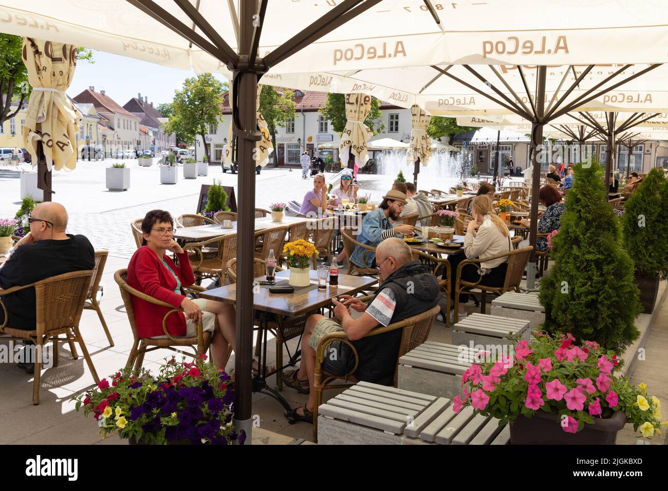 Café de Estonia; gente sentada bebiendo afuera en verano en un café en la ciudad de Kuressaare, Saaremaa Estonia Europa Foto de stock