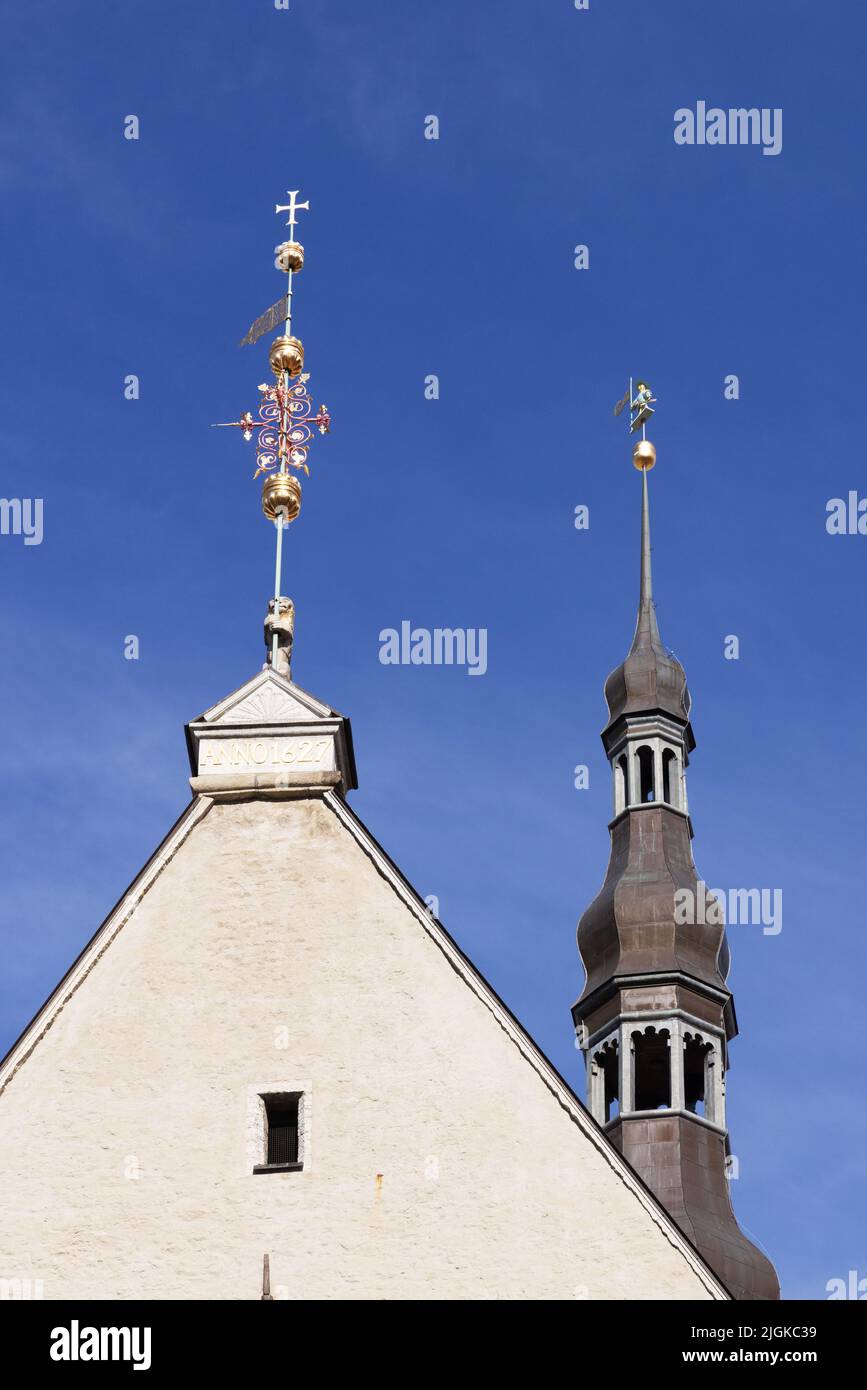 Agujas del siglo 15th Ayuntamiento de Tallinn, el más cercano con una cruz y el más allá con el símbolo de Old Thomas y veleta; Tallinn, Estonia Europa Foto de stock