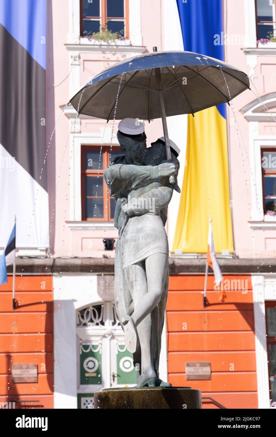 Escultura 'besando a los estudiantes', frente a la plaza del ayuntamiento de Tartu, Tartu Estonia, desde 1998 por Mati Karmin, escultor estonio, Tartu Estonia Europa Foto de stock