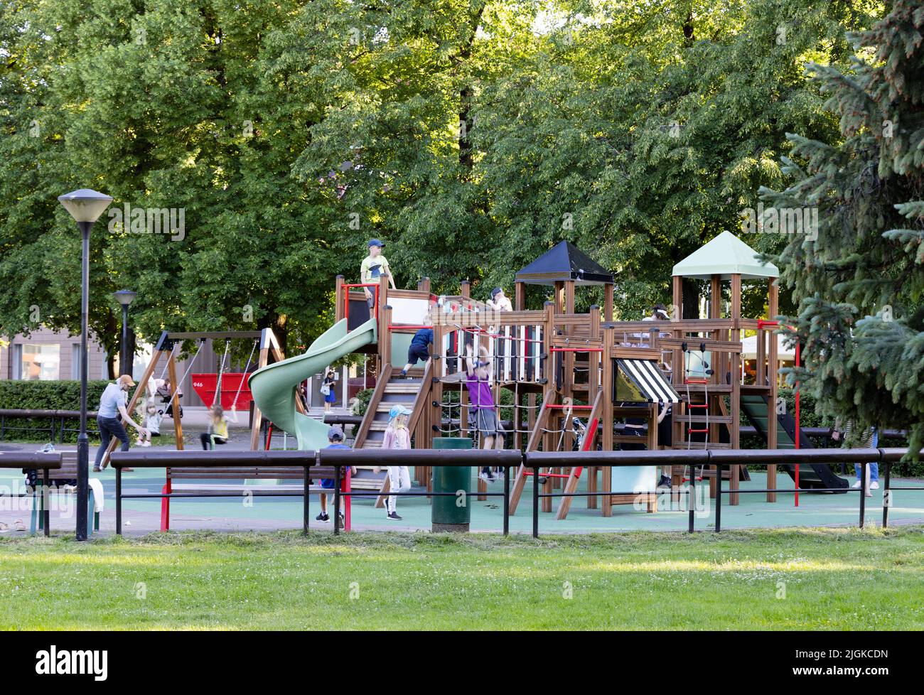 Niños de Estonia; niños pequeños de 5-10 años jugando en un parque infantil o zona de juegos, Tartu, Estonia, Europa Foto de stock