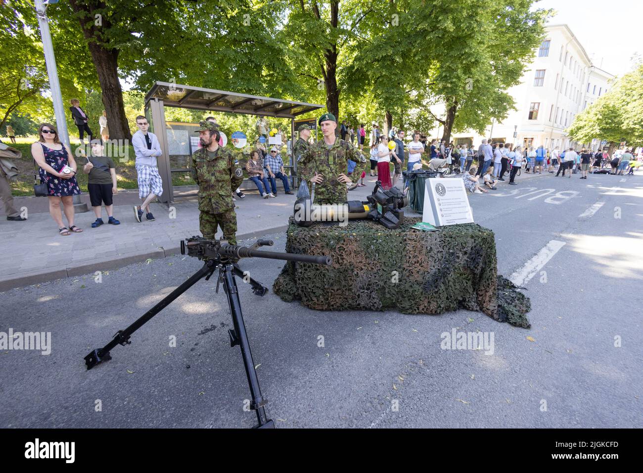 Soldados del ejército paramilitar de la Liga de Defensa de Estonia exhiben armas el 23rd de junio, Día de la Victoria, en Tartu, Estonia, Europa Foto de stock