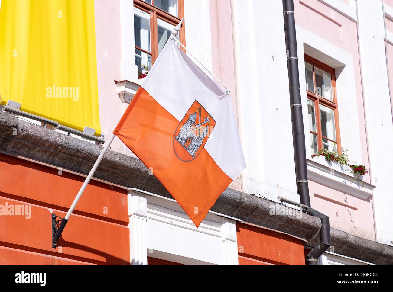 La bandera de Tartu; la bandera de la ciudad de Tartu volando, Tartu, Estonia Europa Foto de stock