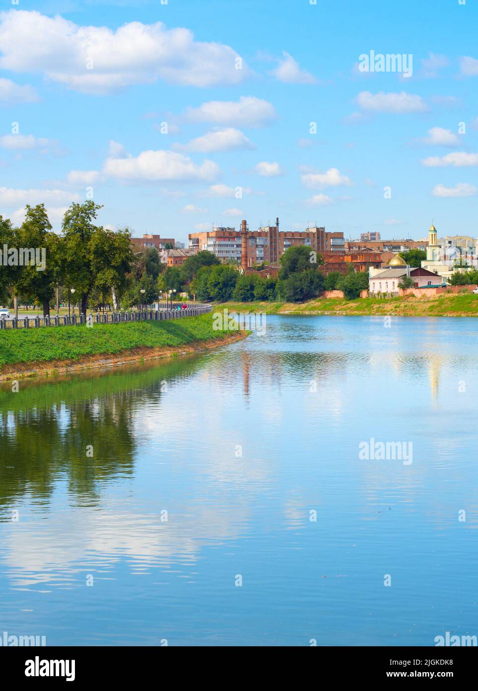 Río Kharkiv en un día soleado y luminoso. Panorama de la ciudad. Kharkiv, Ucrania Foto de stock